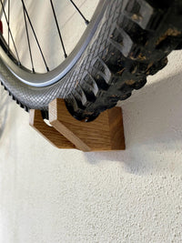 Fahrradhalterung aus Eiche handgefertigt