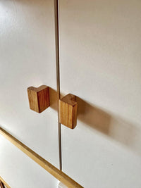 Möbelknopf aus Eiche in L-Form
