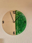 Wanduhr aus Epoxidharz & Ahorn - Holzatelier TheobaldHolzatelier Theobald
