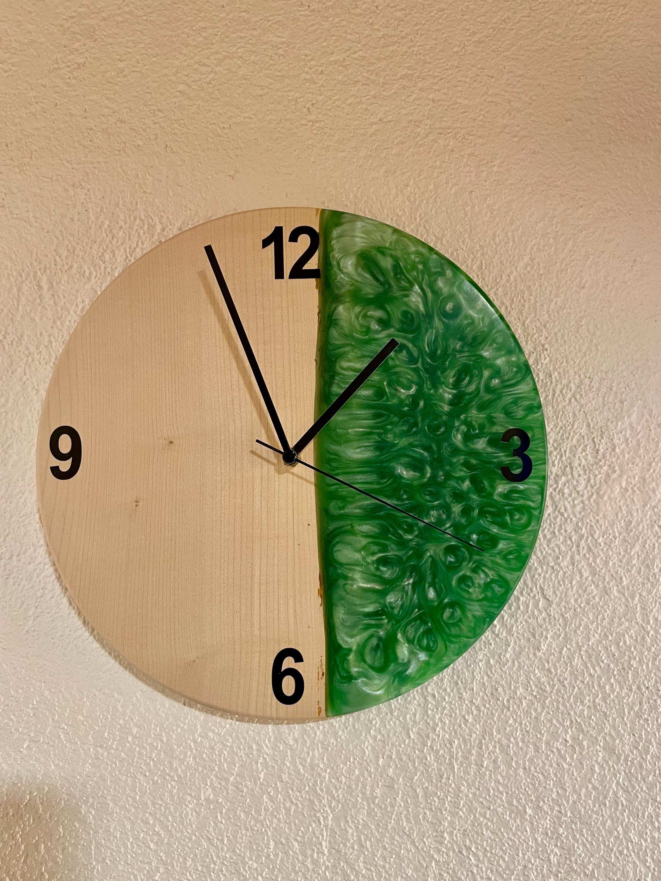 Wanduhr aus Epoxidharz & Ahorn - Holzatelier TheobaldHolzatelier Theobald