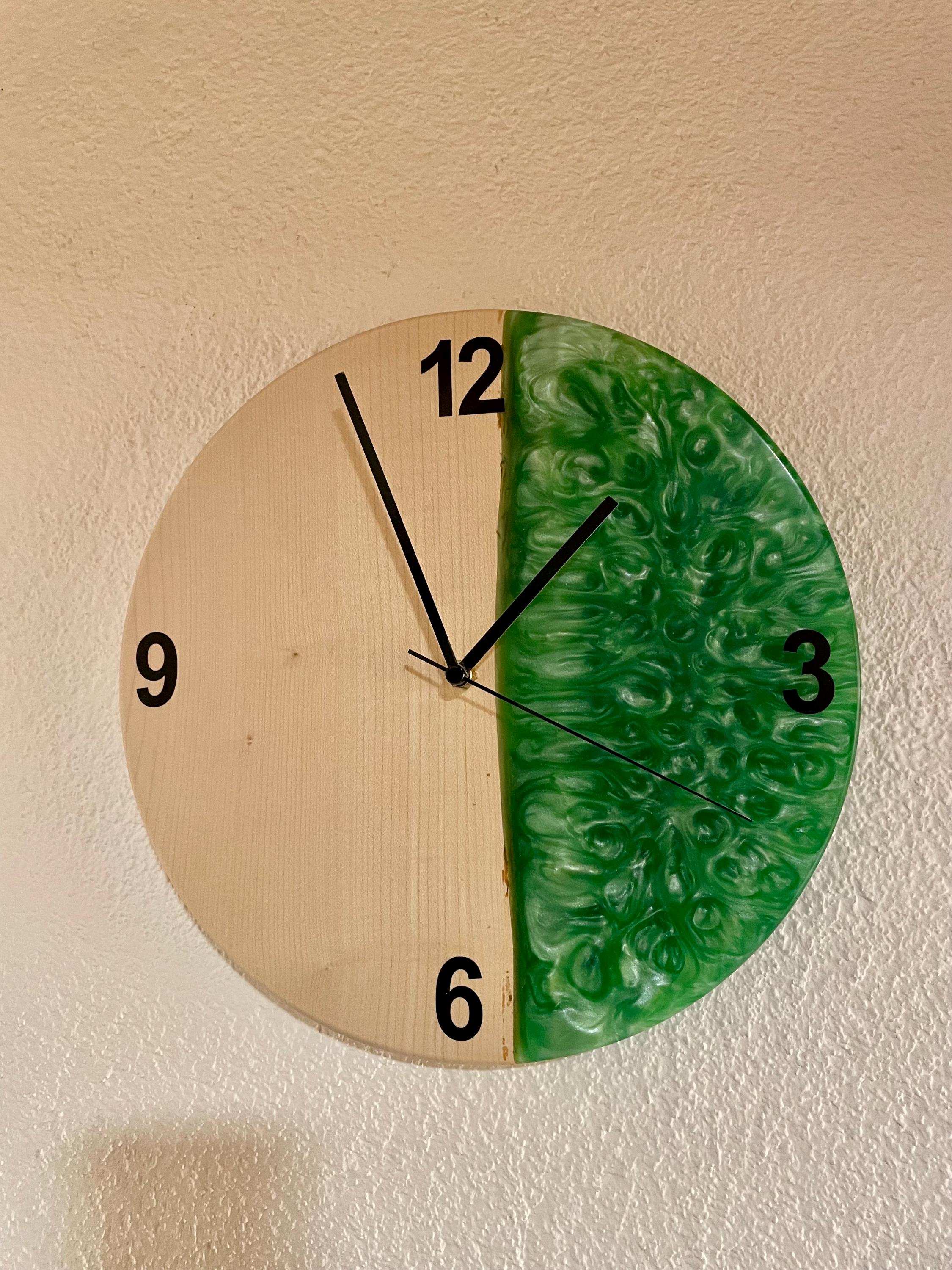 Wanduhr aus Epoxidharz & Ahorn - Holzatelier TheobaldHolzatelier Theobald