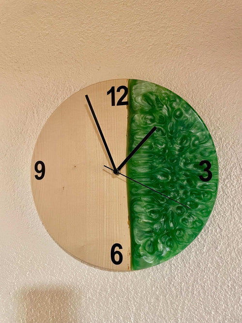 Wanduhr aus Epoxidharz & Ahorn - Holzatelier TheobaldHolzatelier Theobald