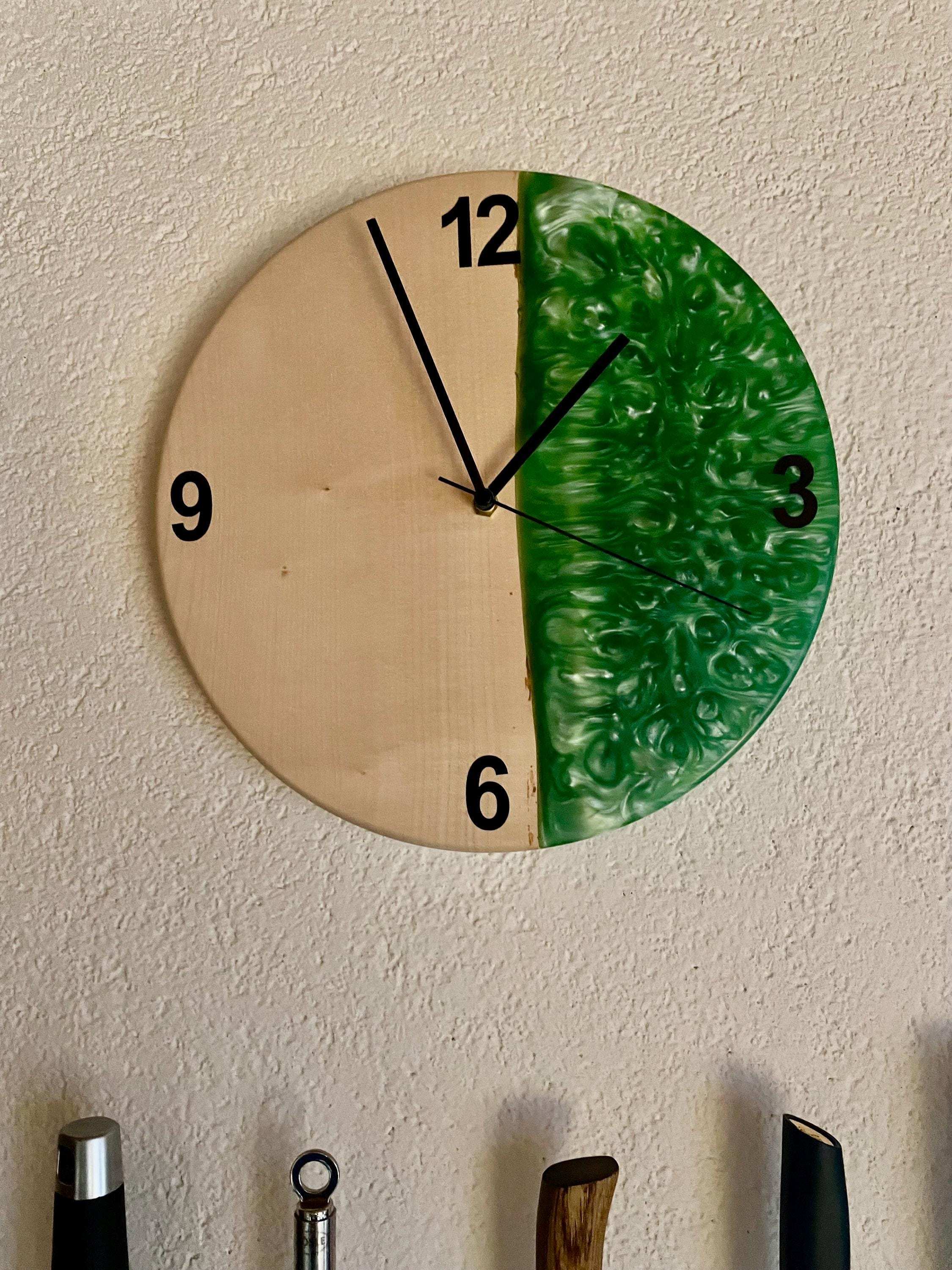 Wanduhr aus Epoxidharz & Ahorn - Holzatelier TheobaldHolzatelier Theobald