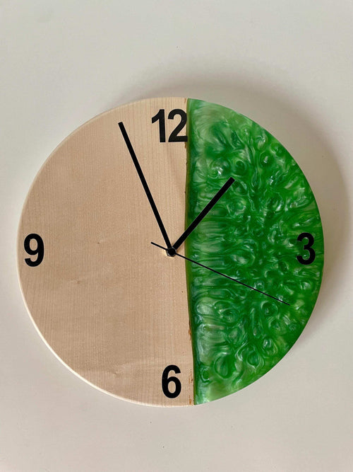 Wanduhr aus Epoxidharz & Ahorn - Holzatelier TheobaldHolzatelier Theobald