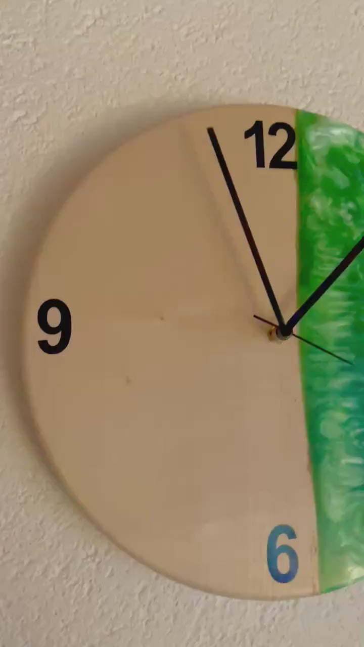 Wanduhr aus Epoxidharz & Ahorn